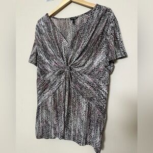 Daisy Fuentes Black Gold and White Patterned V-Neck Shortsleeved Shirt Size 1X